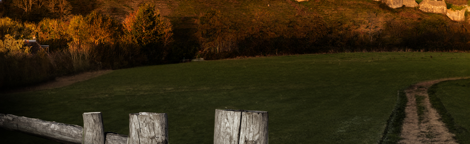 Campos al atardecer al pie del Castillo de Corfe, en la Isla de Purbeck