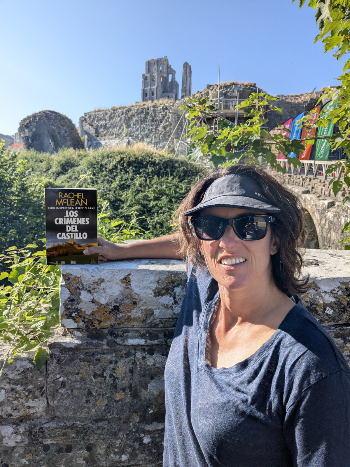 De vuelta en Corfe, con el libro ya en español. La torre rota del fondo es la misma que abre la novela.