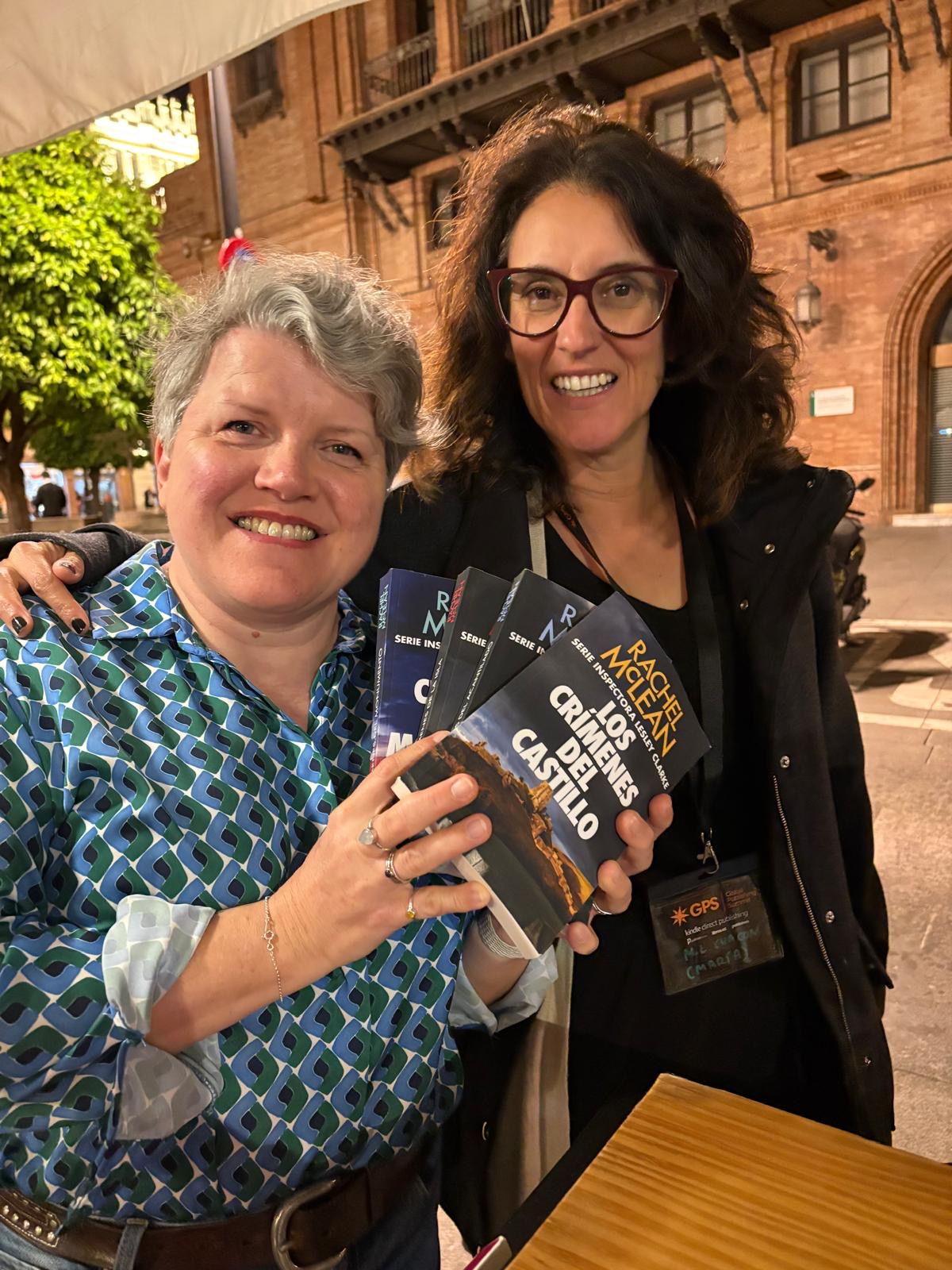 Rachel McLean y su traductora María, juntas en Sevilla con los libros de la serie